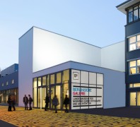 Eingangsbereich der Berlinischen Galerie. Ein weißes rechtwinkliges Gebäude. Davor befindet sich auf dem Boden ein gelber Buchstabenteppich.